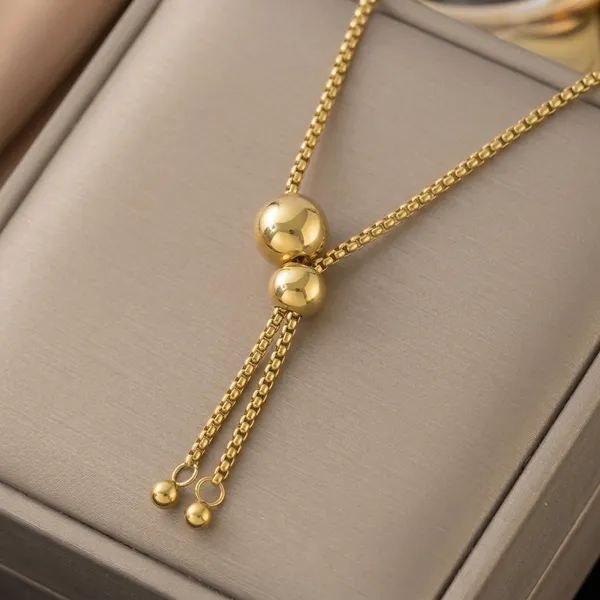 Golden_Steel_Scallop_Daisy_Pendant_Necklace_For_Women