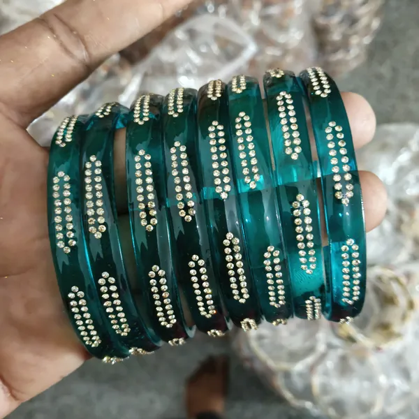 Firoji_colour_tilak_glass_bangle