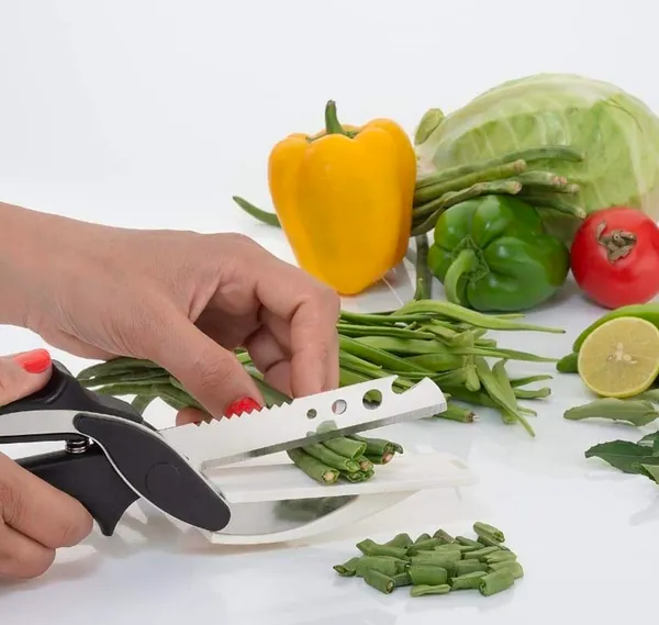 2-in-1_Clever_Cutter_–_Multipurpose_Vegetable_Chopper_with_Built-in_Cutting_Board