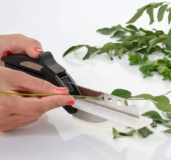 2-in-1_Clever_Cutter_–_Multipurpose_Vegetable_Chopper_with_Built-in_Cutting_Board