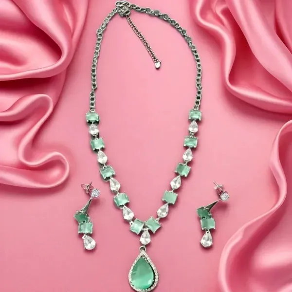 Green_Crystal_Stone_Pendant_Necklace_And_Earrings_Set_For_Women