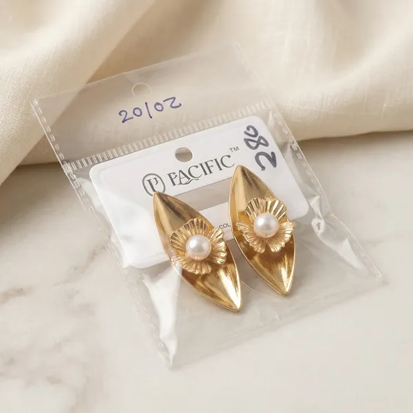 Gold_Metal_Floral_Leaf_Pearl_Stud_Earrings_For_Women