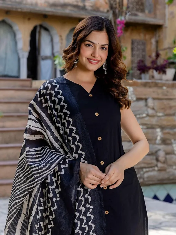 Womens_Cotton_Sleeveless_Kurta_Set_With_Pyjama_And_Dupatta
