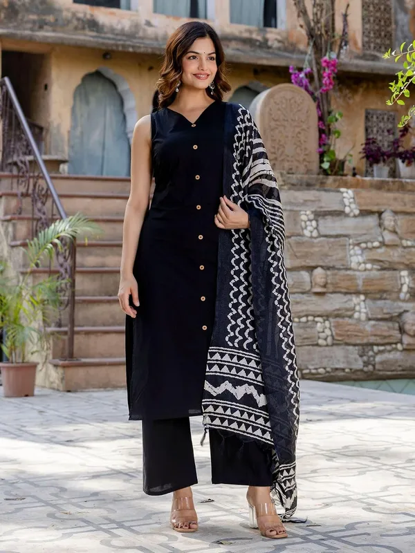 Womens_Cotton_Sleeveless_Kurta_Set_With_Pyjama_And_Dupatta