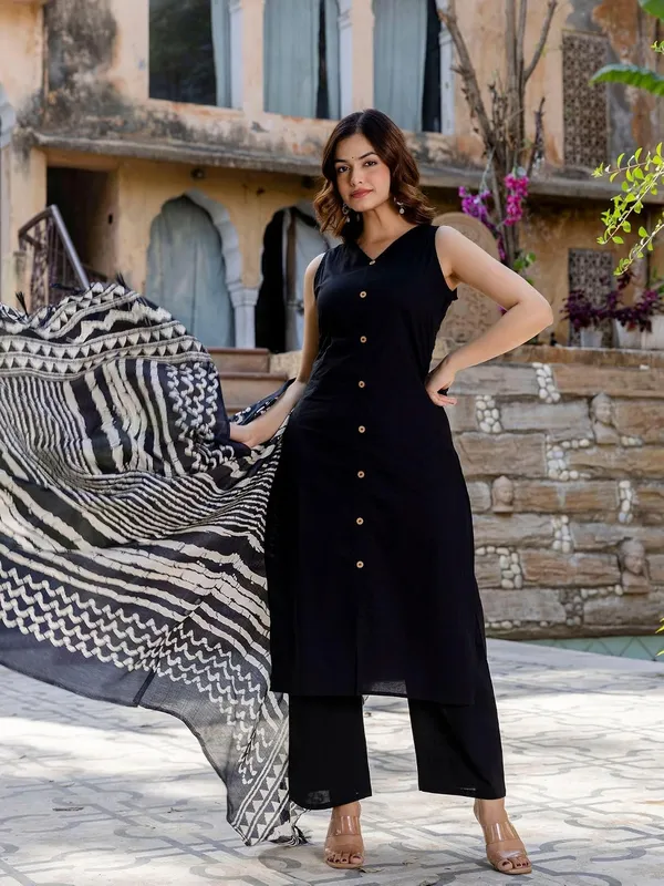 Womens_Cotton_Sleeveless_Kurta_Set_With_Pyjama_And_Dupatta