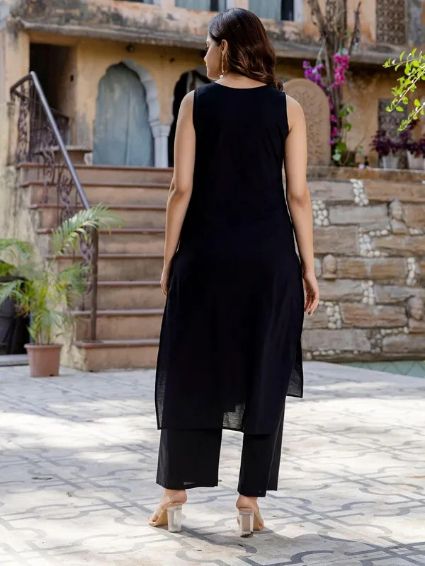 Womens_Cotton_Sleeveless_Kurta_Set_With_Pyjama_And_Dupatta