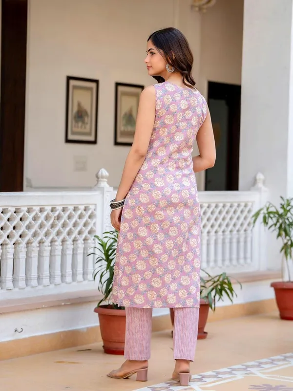 Womens_Cotton_Sleeveless_Kurta_Set_With_Pyjama_And_Dupatta