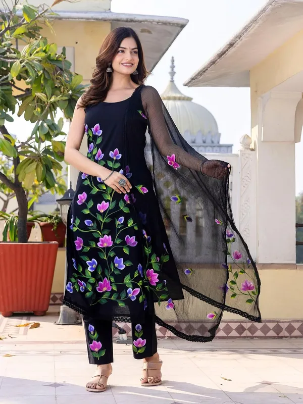 Womens_Pure_Cotton_Sleeveless_Kurta_With_Pyjama_And_Dupatta_Set