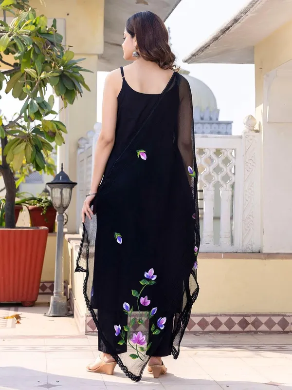 Womens_Pure_Cotton_Sleeveless_Kurta_With_Pyjama_And_Dupatta_Set