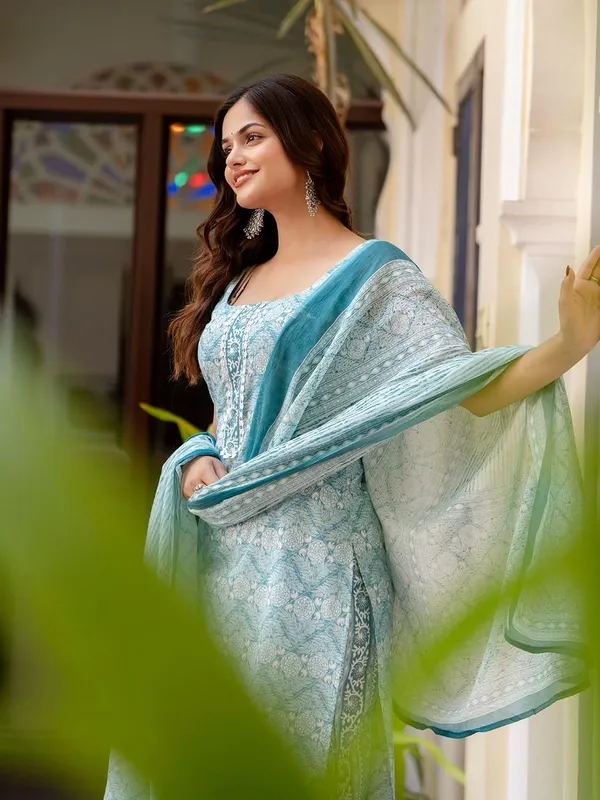 Womens_Cotton_Sleeveless_Kurta_Set_With_Pyjama_And_Dupatta