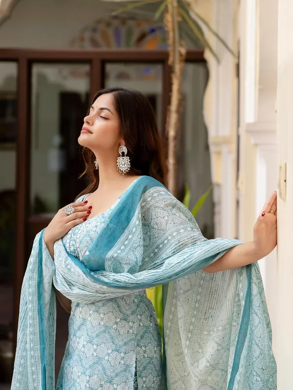 Womens_Cotton_Sleeveless_Kurta_Set_With_Pyjama_And_Dupatta