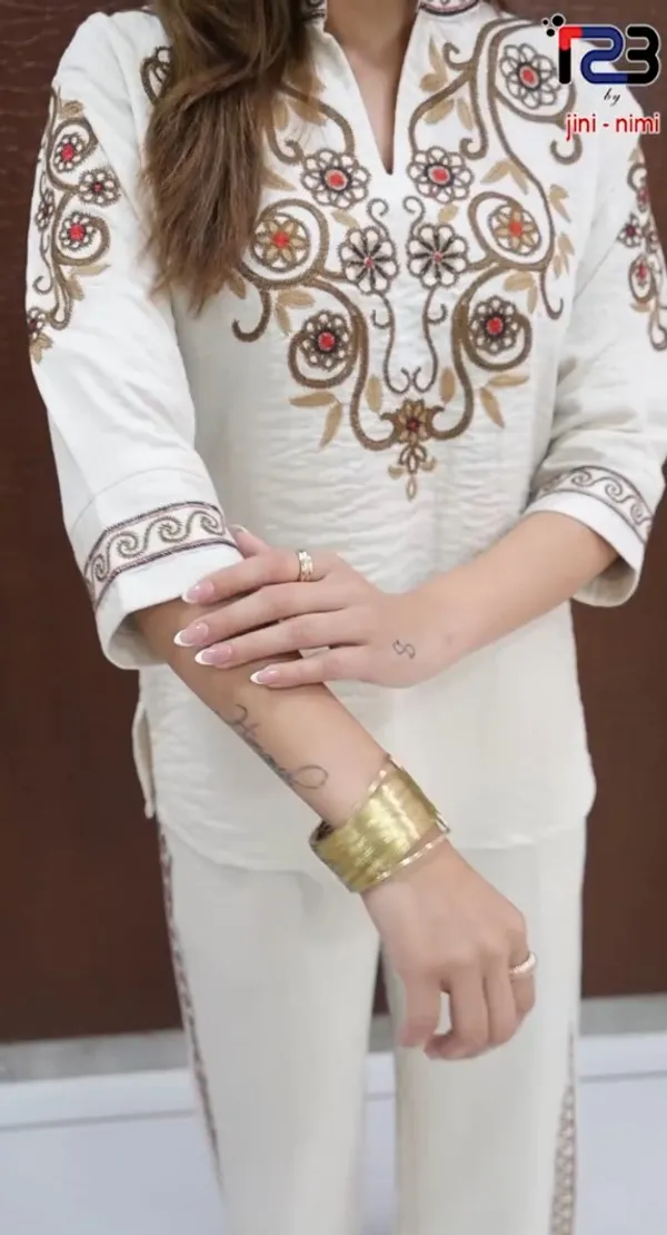 Off_White_Cotton_Flex_Embroidered_Kurta_Set_For_Women