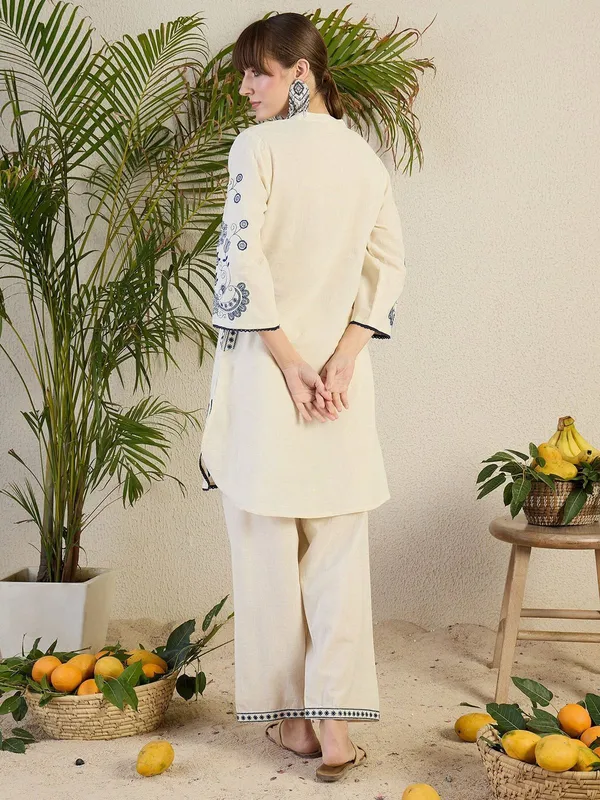 White_Cotton_Embroidered_Kurta_Set_For_Women