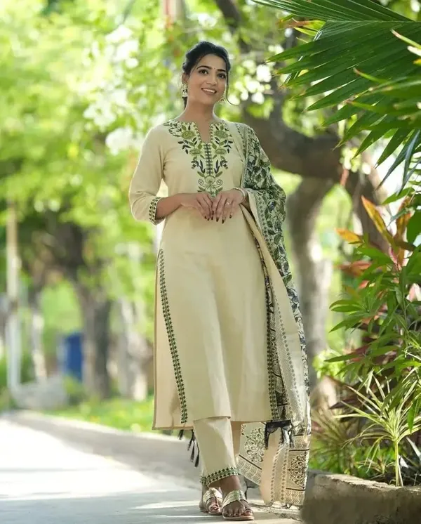 White_Pure_Handloom_Khadi_Cotton_Kurta_Set_For_Women