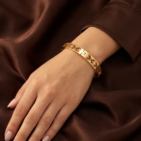 Gold_hinged_bangle_-_Hinged_bangle_-_Floral_lattice_cut-out_pattern