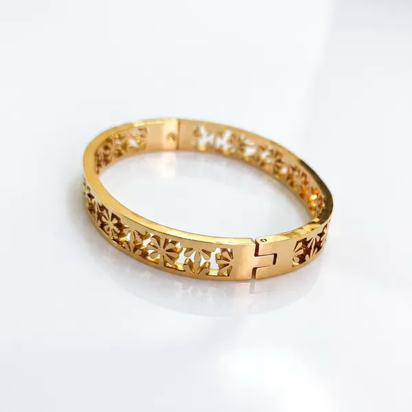 Gold_hinged_bangle_-_Hinged_bangle_-_Floral_lattice_cut-out_pattern