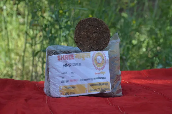 Shree_Kripa_Gobar_Pure_Cow_Dung_Cakes_For_Pooja_Havan_(_Pack_Of_5_)