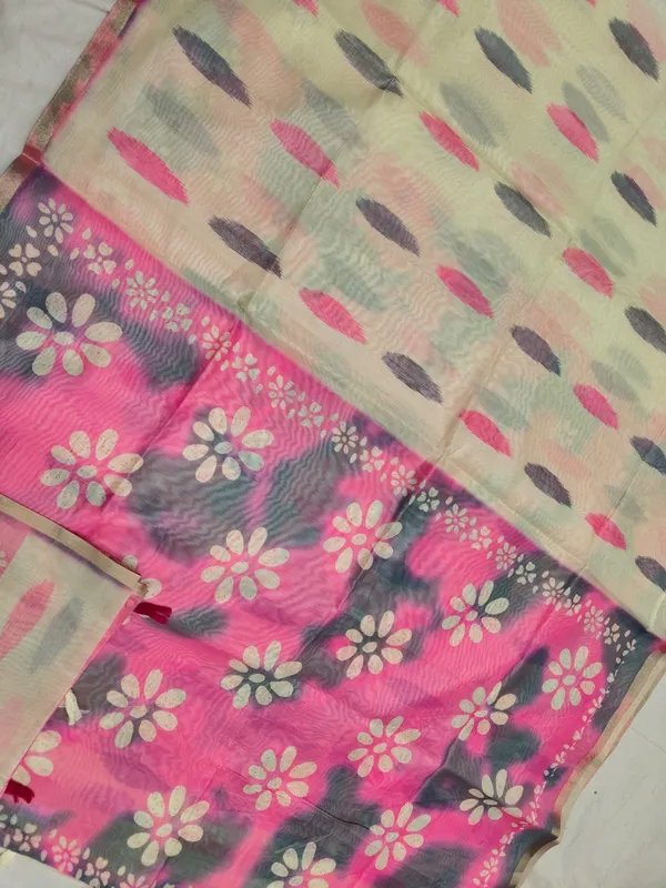 Off_White_And_Pink_Soft_And_Lightweight_Premium_Saree_With_Blouse_For_Women
