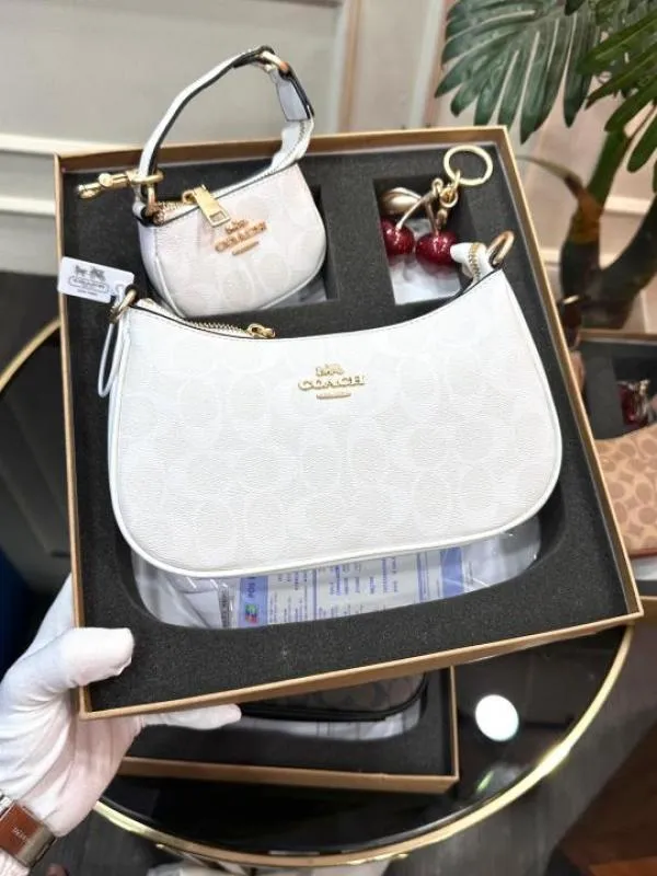 Luxury_Women's_Handbags_with_Premium_Box_&_Quality