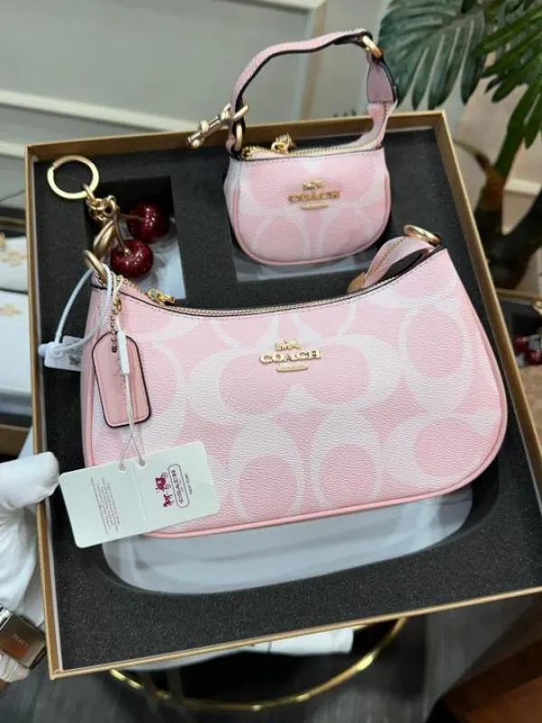 Luxury_Women's_Handbags_with_Premium_Box_&_Quality