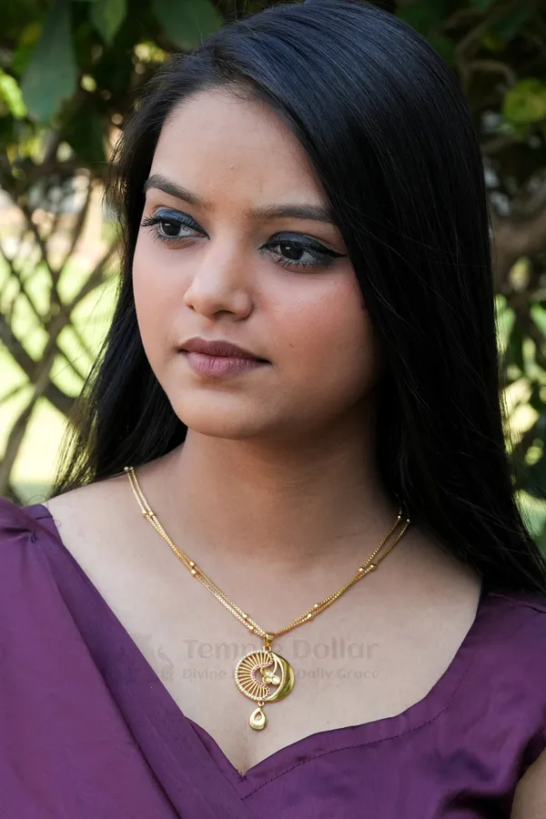 Pendant_Chain_For_Women_Crescent_Moon_Gold_Necklace