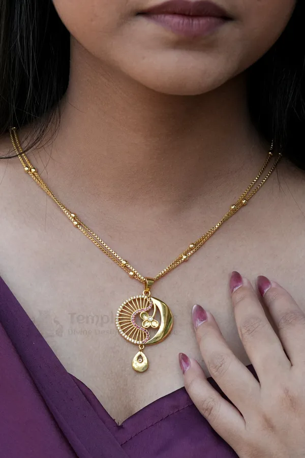 Pendant_Chain_For_Women_Crescent_Moon_Gold_Necklace