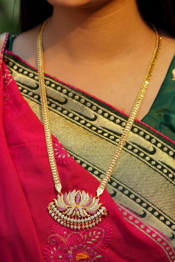 Blooming_Lotus_Pendant_With_Designer_V_Link_Chain
