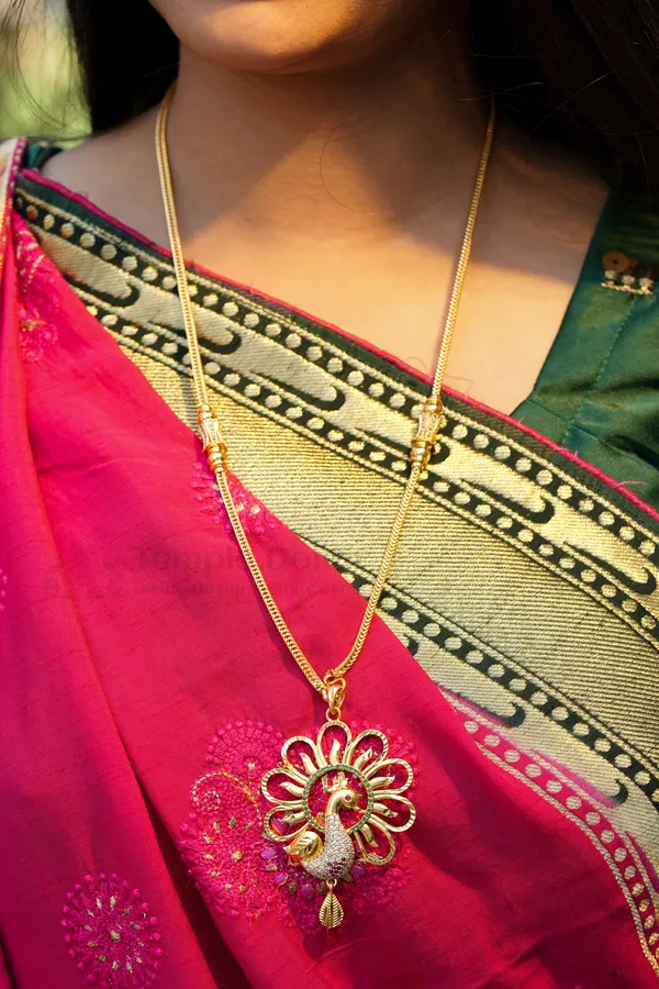 Peacock_Motif_Pendant_With_Mugappu_Side_Accents