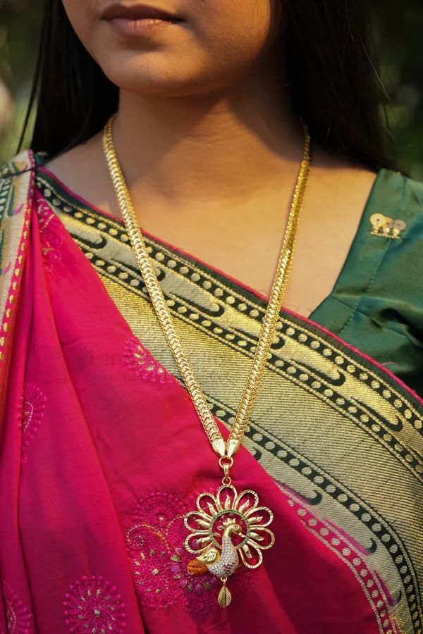 Peacock_Motif_Pendant_With_Designer_V_Link_Chain