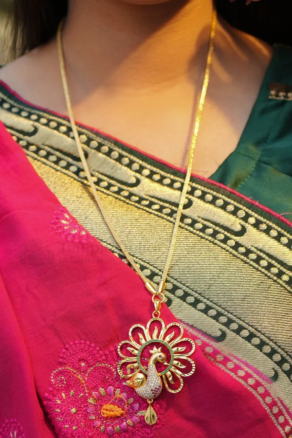Peacock_Motif_Pendant_With_Square_Mesh_Chain