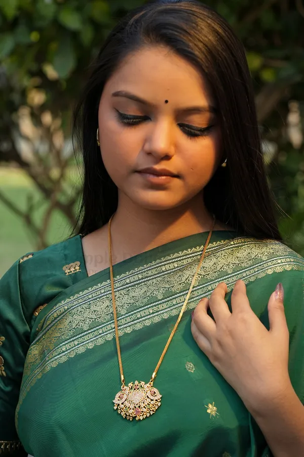 Grand_Traditional_Motif_Pendant_With_Mugappu_Side_Accents