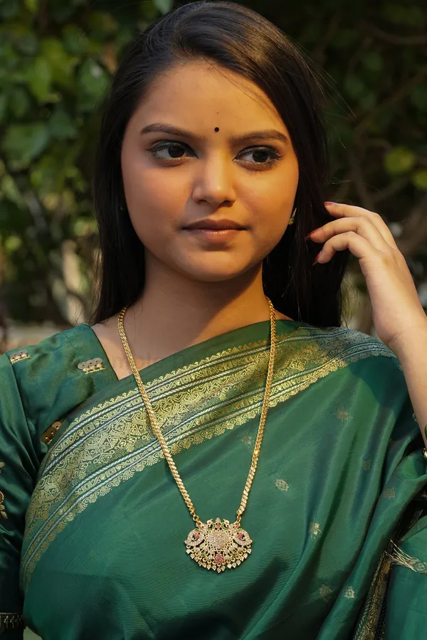 Grand_Traditional_Motif_Pendant_With_Designer_V_Link_Chain