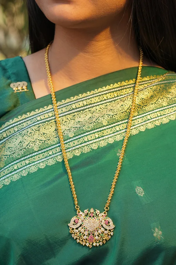 Grand_Traditional_Motif_Pendant_With_Designer_V_Link_Chain