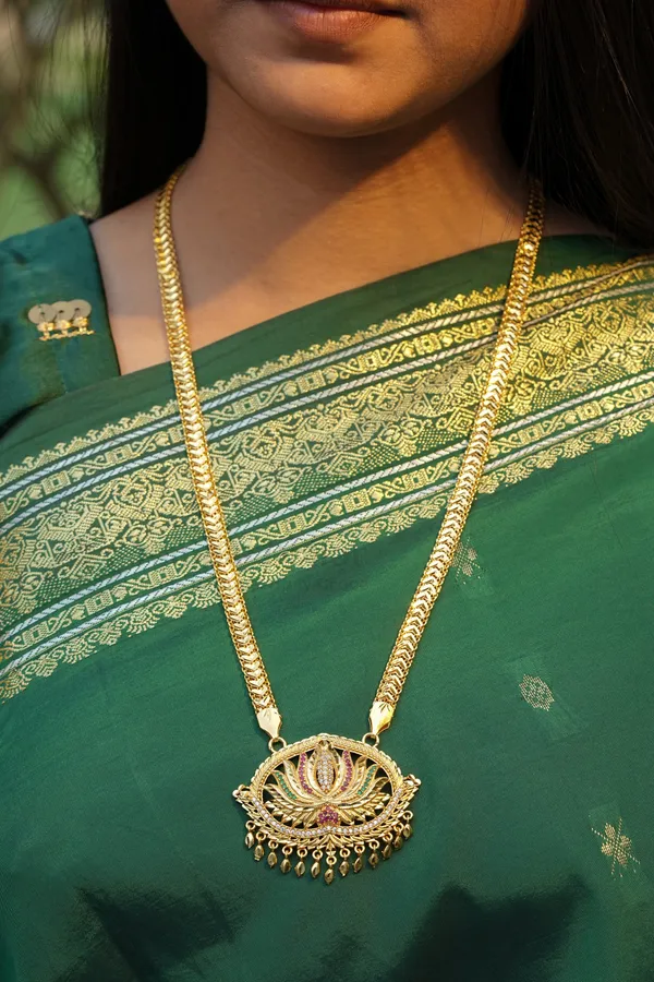 Oval_Lotus_Pendant_With_Twisted_Rope_Chain