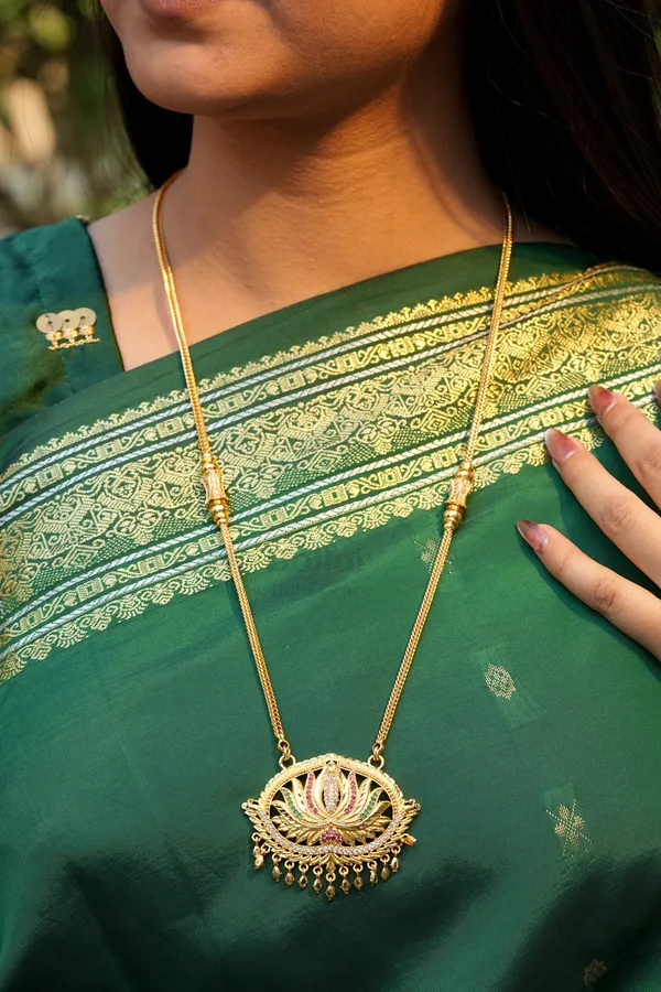 Oval_Lotus_Pendant_With_Designer_V_Link_Chain