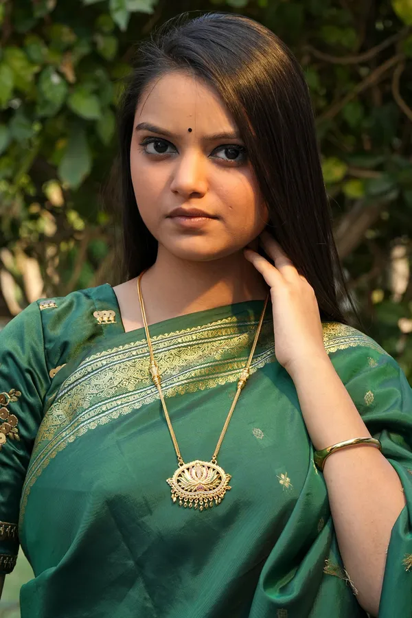 Oval_Lotus_Pendant_With_Designer_V_Link_Chain