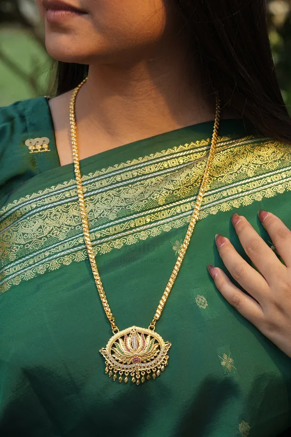 Oval_Lotus_Pendant_With_Square_Mesh_Chain