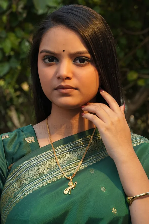 Murugan_Vel_Peacock_Pendant_With_Square_Mesh_Chain