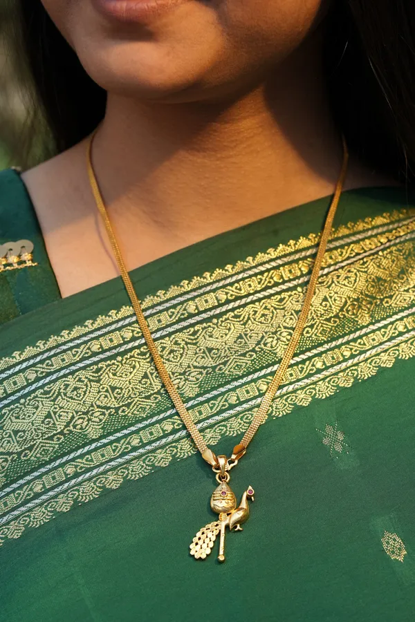 Murugan_Vel_Peacock_Pendant_With_Square_Mesh_Chain