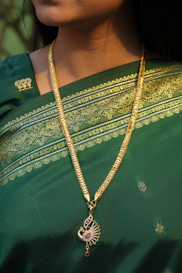 Side_Feather_Peacock_Pendant_With_V_Link_Chain