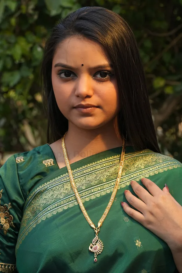 Side_Feather_Peacock_Pendant_With_V_Link_Chain