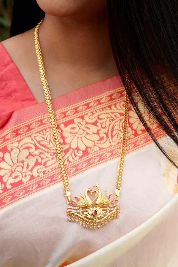 Twin_Swan_Textured_Pendant_With_V_Link_Chain
