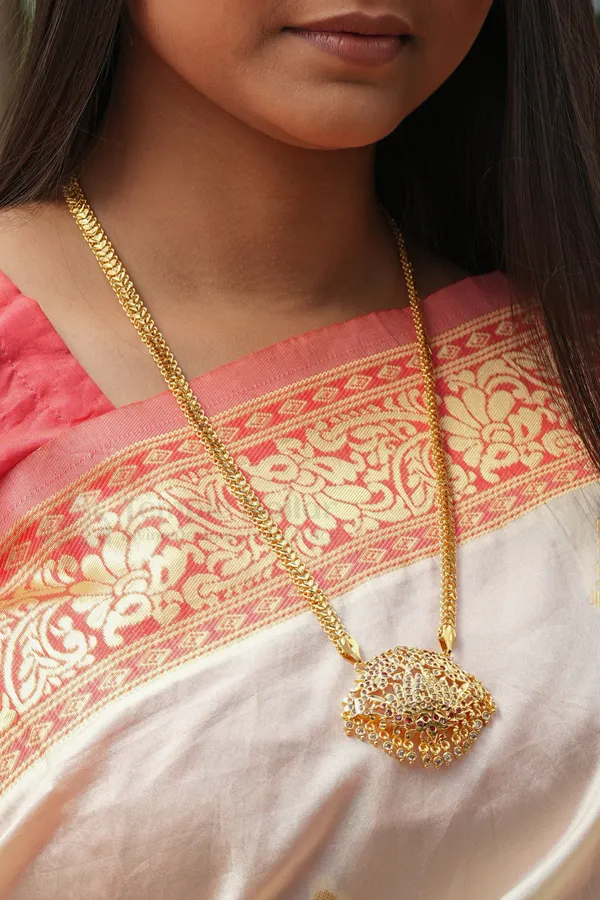 Lotus_Flower_Pendant_With_Twisted_Rope_Chain