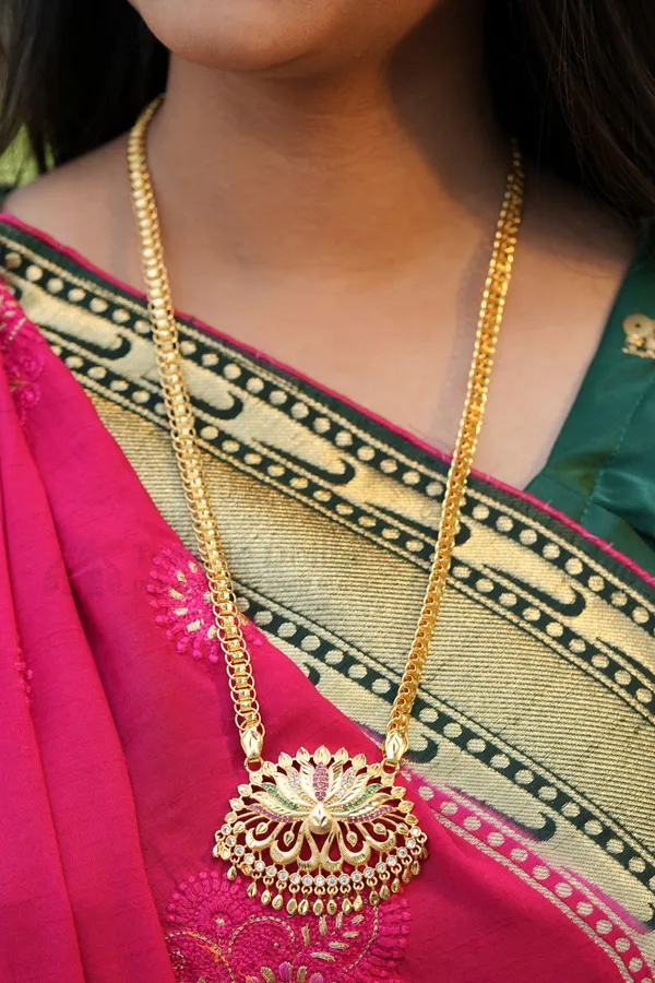 Lotus_Paisley_Textured_Pendant_With_Fancy_Box_Chain