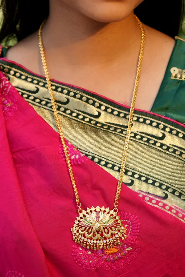 Lotus_Paisley_Textured_Pendant_With_Square_Mesh_Chain