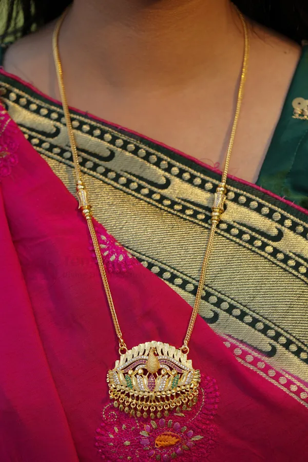 Peacock_On_Lotus_Textured_Pendant_With_Twisted_Rope_Chain