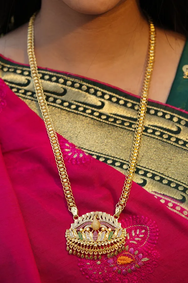 Peacock_On_Lotus_Textured_Pendant_With_Fancy_Box_Chain