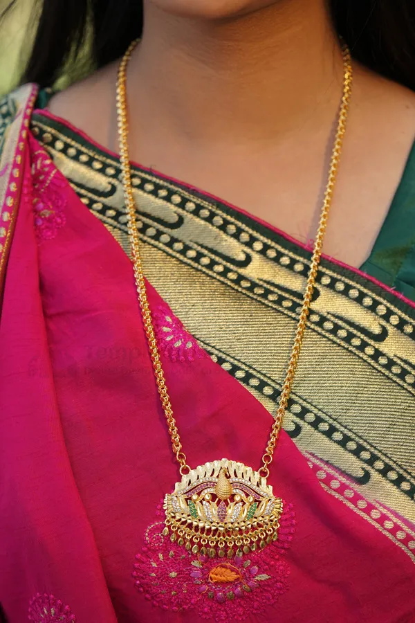 Peacock_On_Lotus_Textured_Pendant_With_Mugappu_Chain
