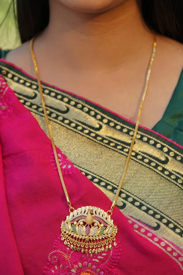 Peacock_On_Lotus_Textured_Pendant_With_V_Link_Chain