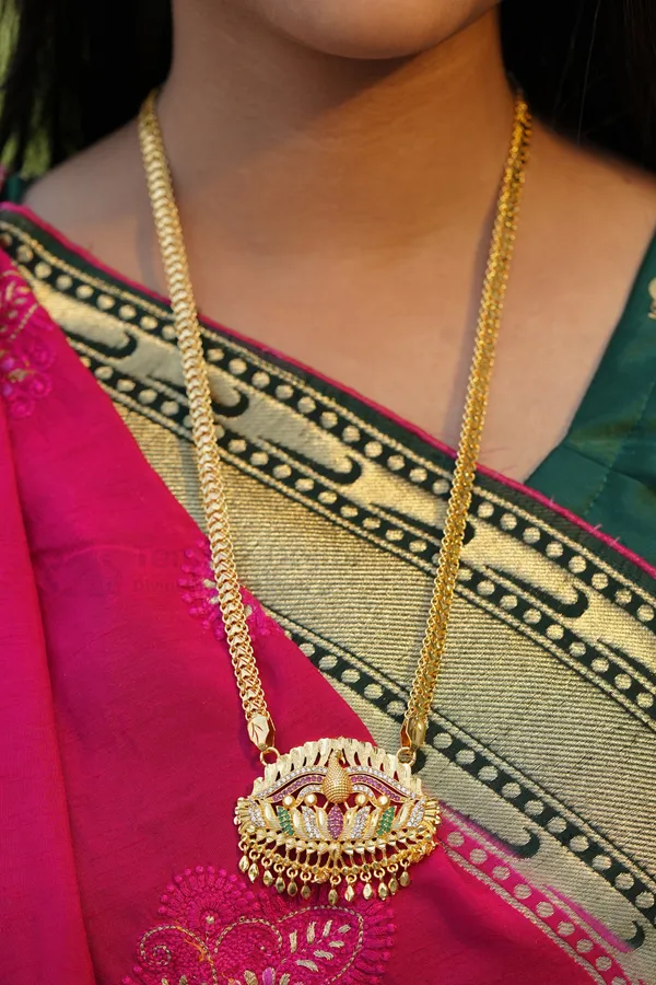 Peacock_On_Lotus_Textured_Pendant_With_Square_Mesh_Chain